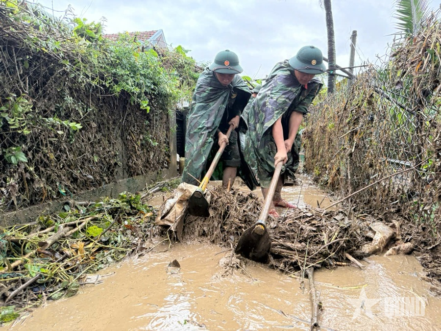 Dốc sức giúp dân nơi rốn lũ